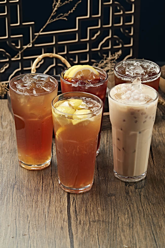 各种冰镇饮料摆放在桌面上图片