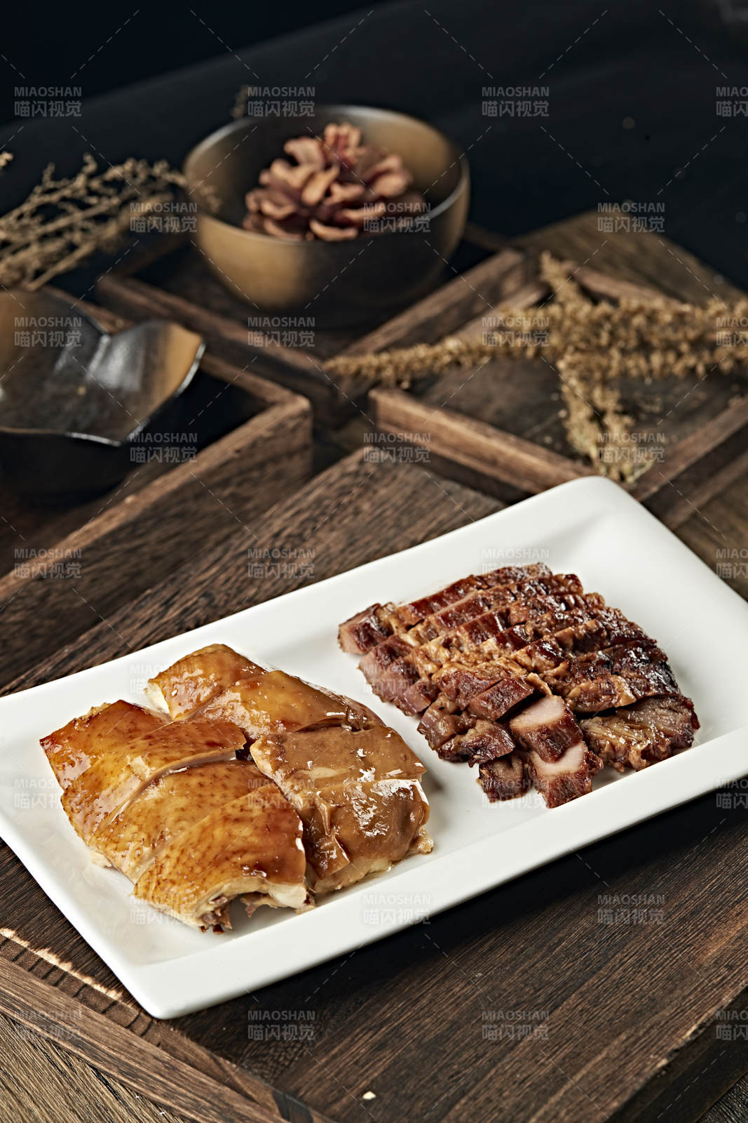 港式茶餐卤水鸭叉烧肉双拼图片