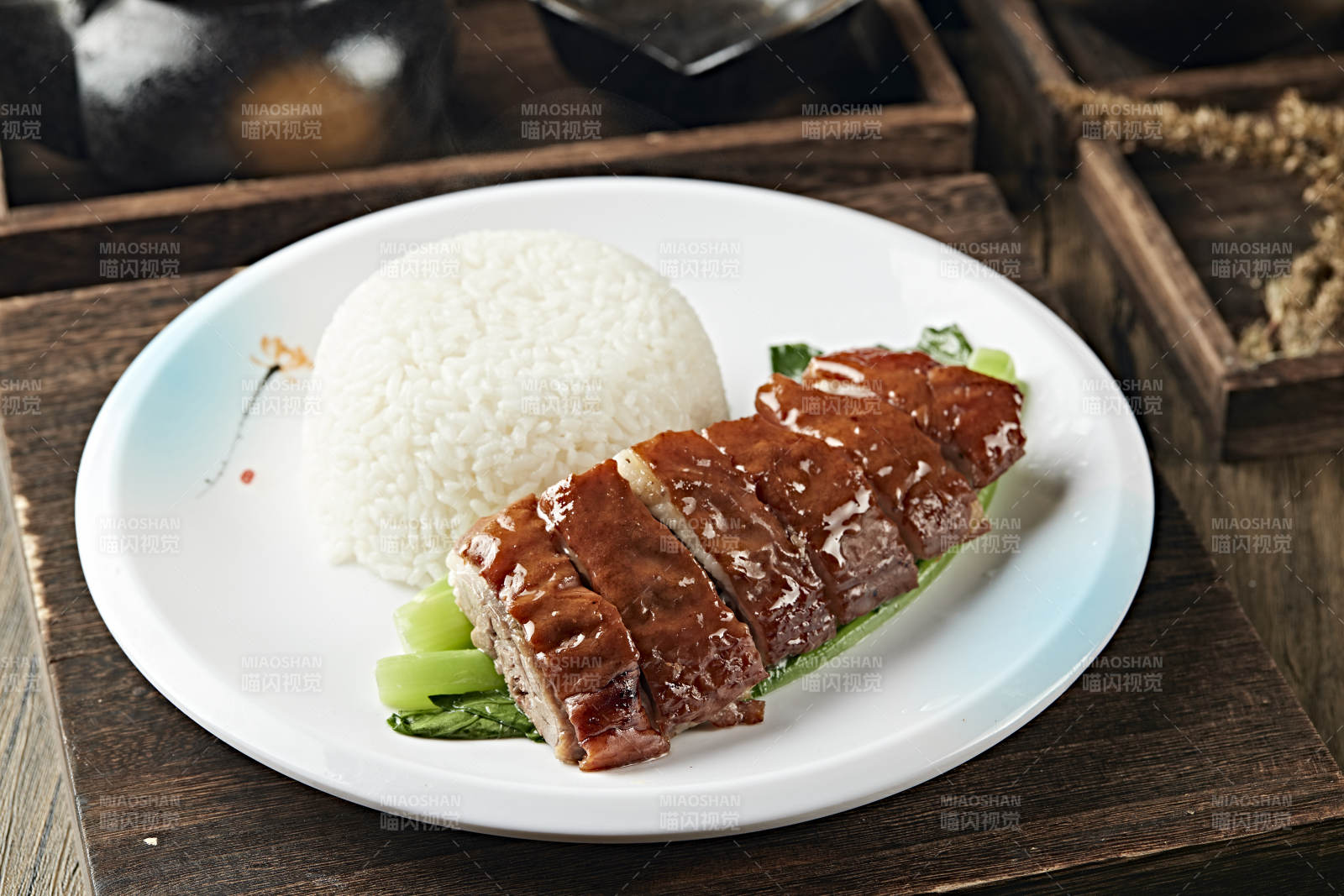 港式茶餐腊味烧鹅盖浇饭图片