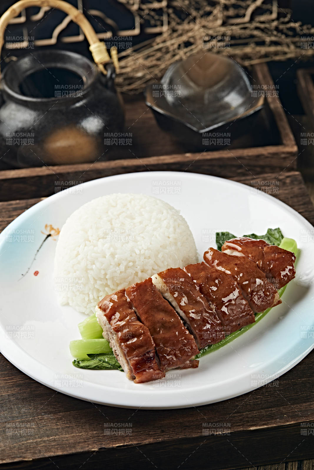 港式茶餐腊味烧鹅盖浇饭图片