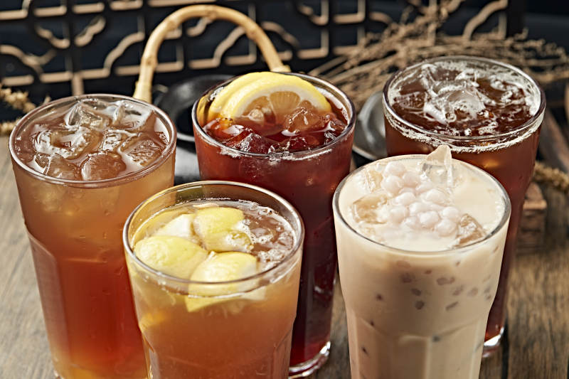 各种冰镇饮料摆放在桌面上图片