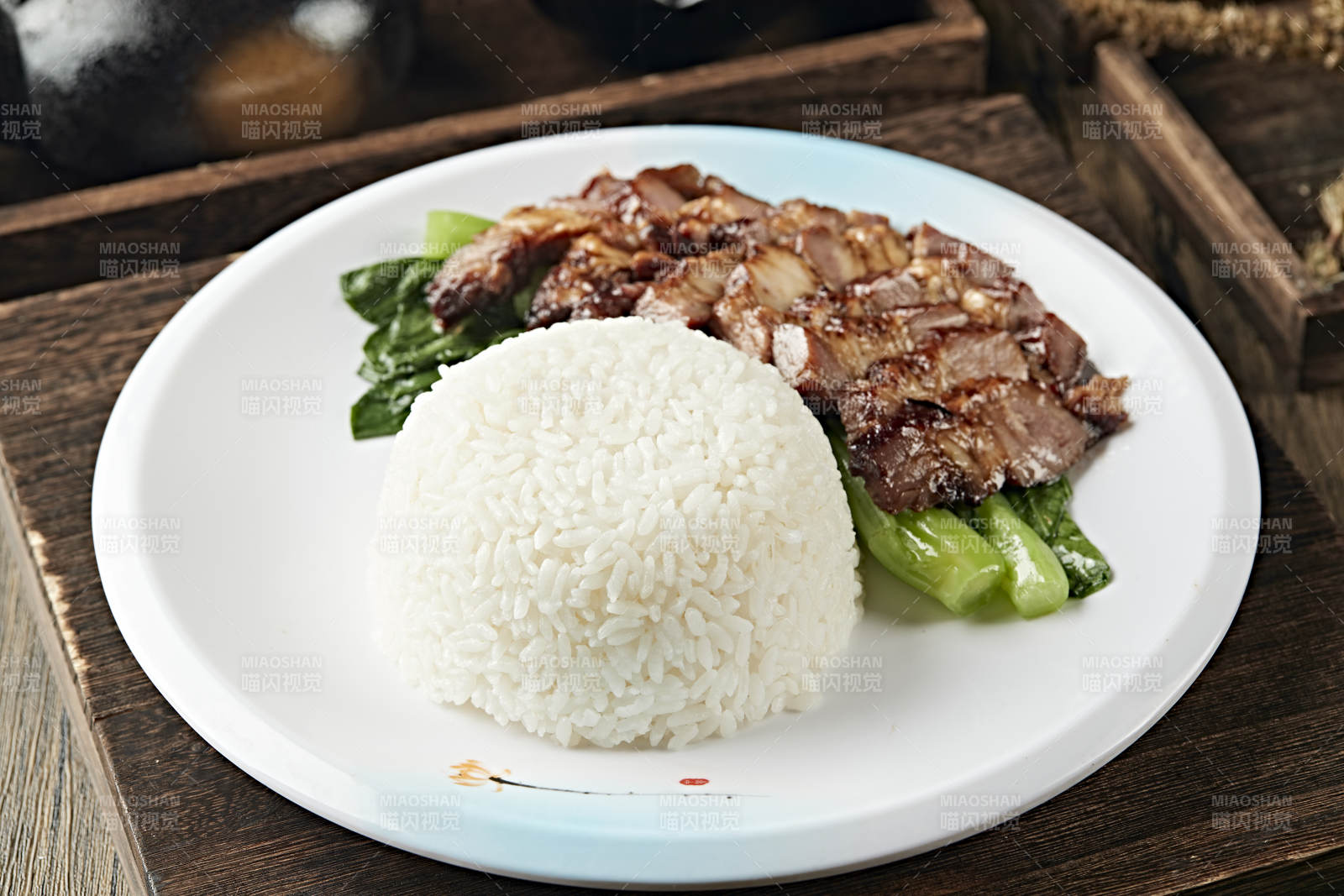 港式茶餐腊味叉烧肉盖浇饭图片