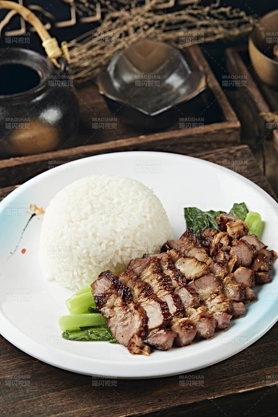 港式茶餐腊味叉烧肉盖浇饭图片