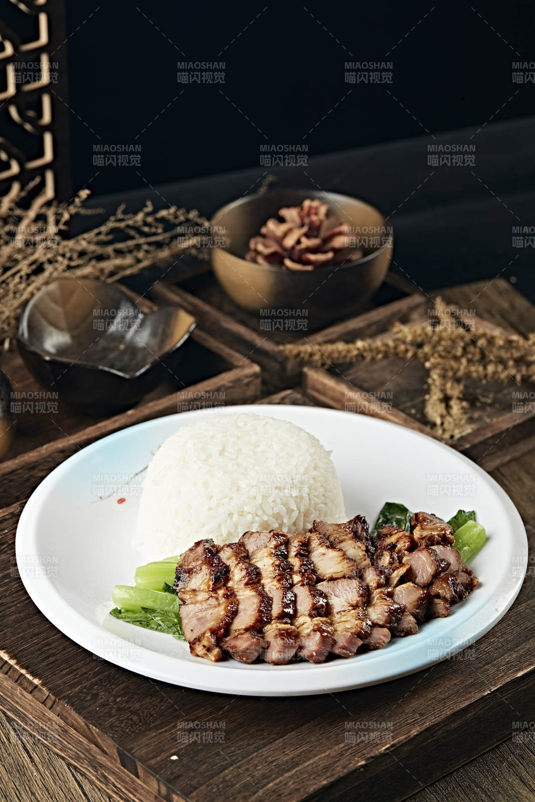 港式茶餐腊味叉烧肉盖浇饭图片