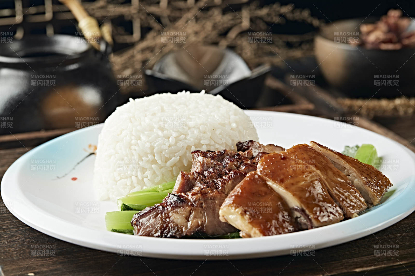 港式茶餐烧鸭叉烧盖浇饭图片