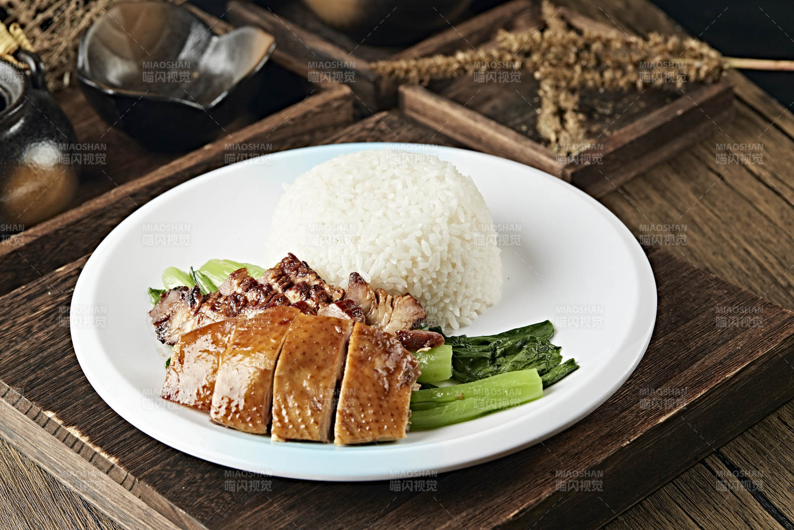 港式茶餐烧鸭叉烧盖浇饭图片