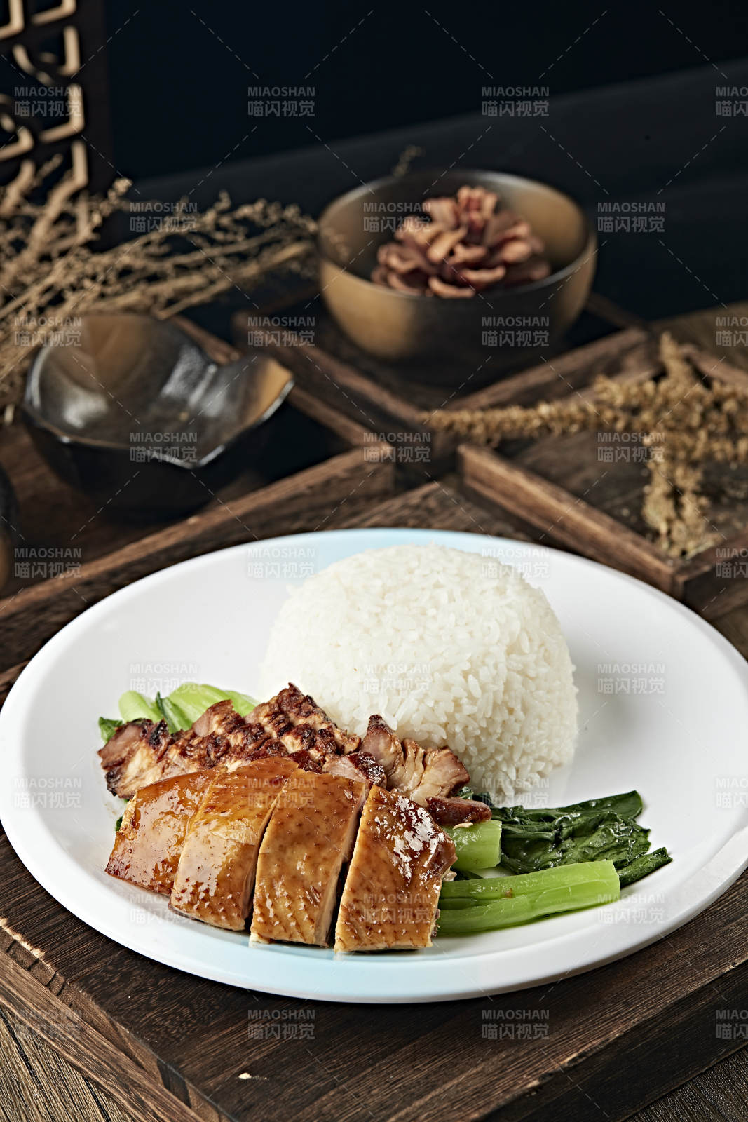 港式茶餐烧鸭叉烧盖浇饭图片