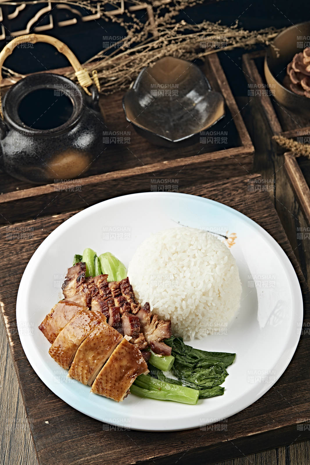 港式茶餐烧鸭叉烧盖浇饭图片