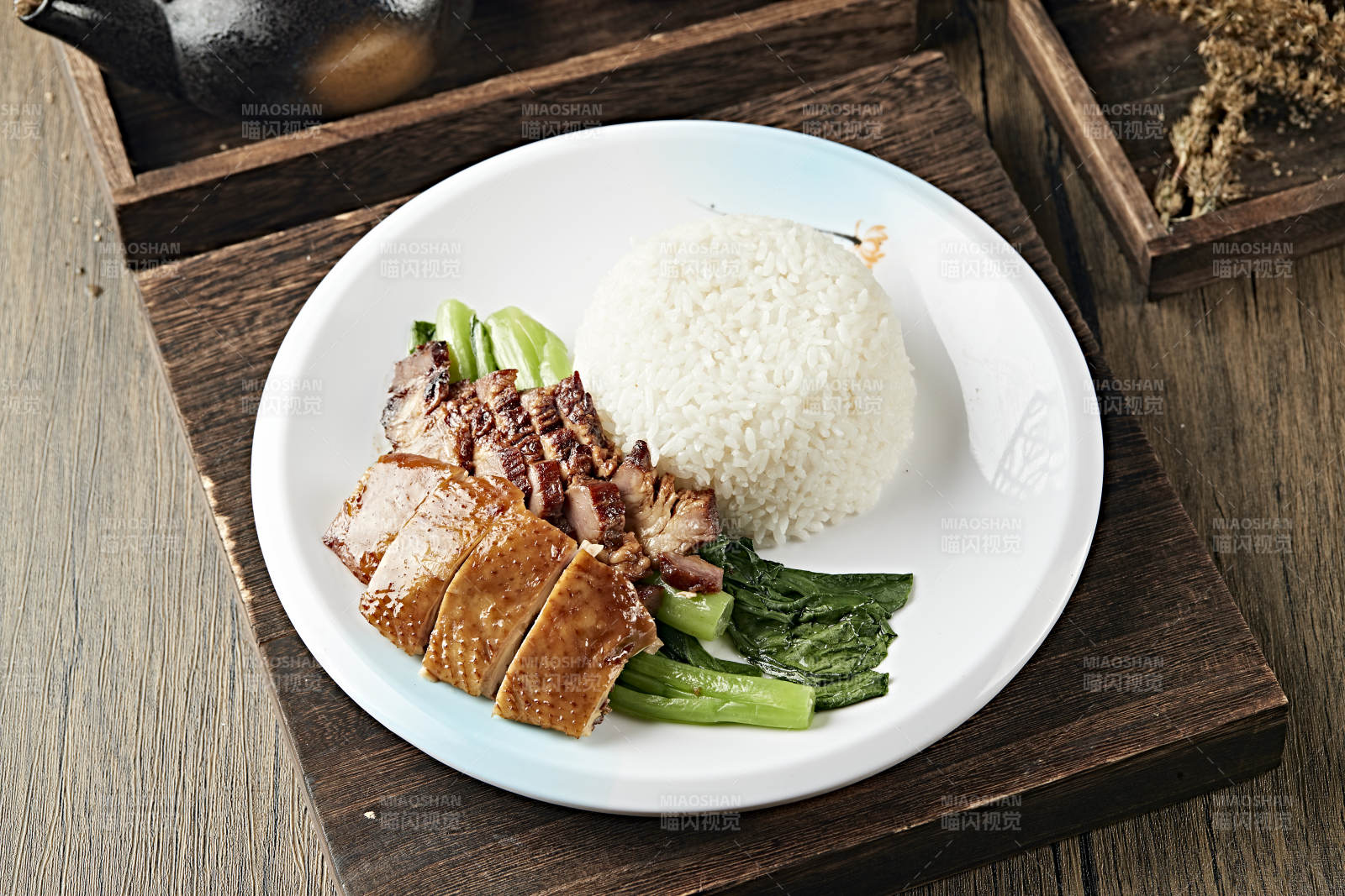 港式茶餐烧鸭叉烧盖浇饭图片