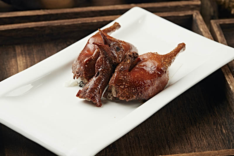 港式金牌脆皮乳鸽图片