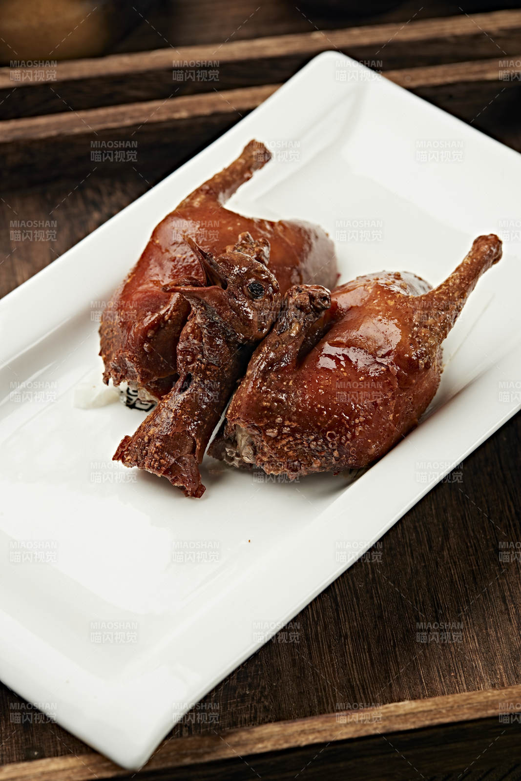 港式金牌脆皮乳鸽图片