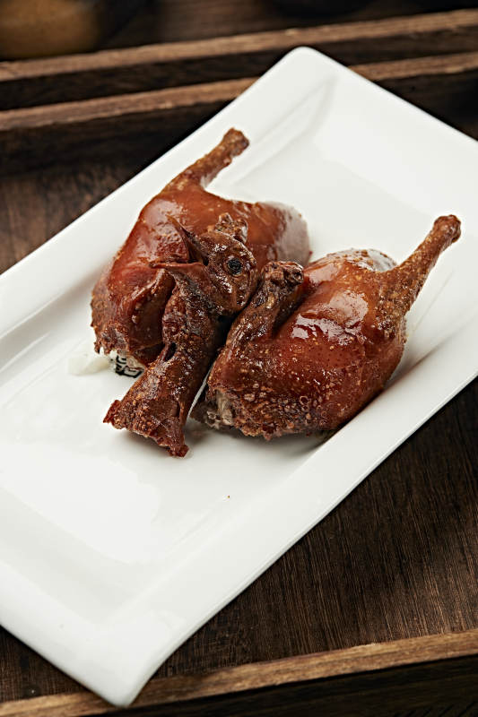 港式金牌脆皮乳鸽图片