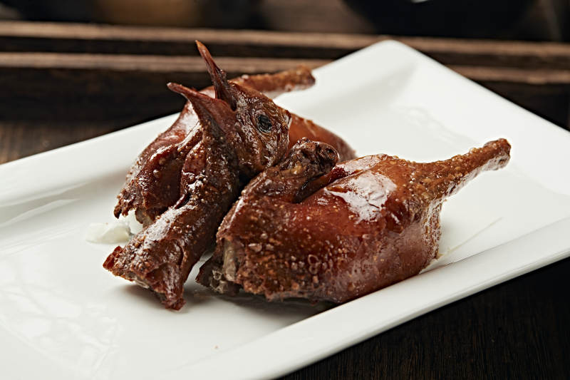 港式金牌脆皮乳鸽图片