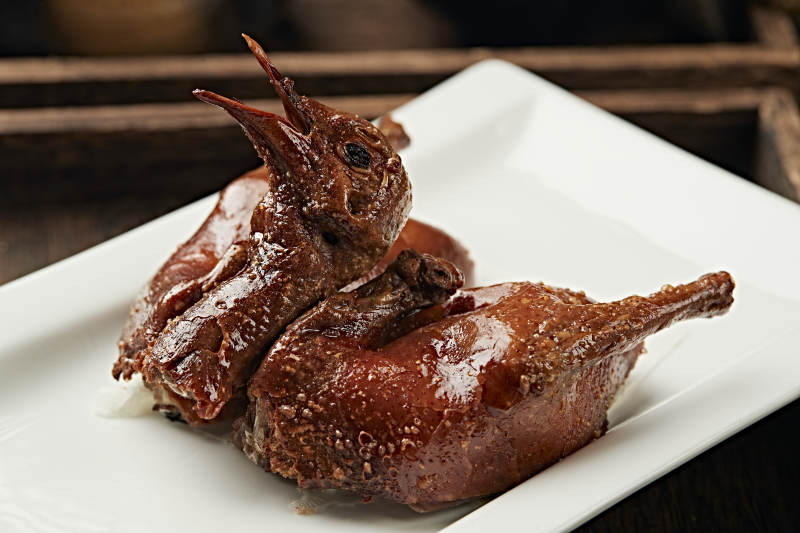 港式金牌脆皮乳鸽图片