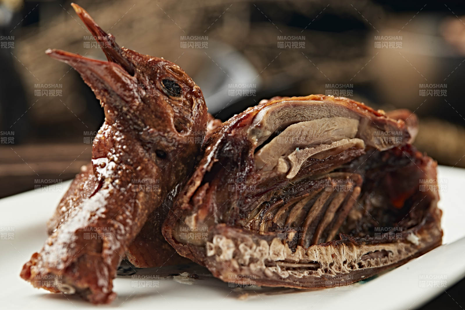 港式金牌脆皮乳鸽图片