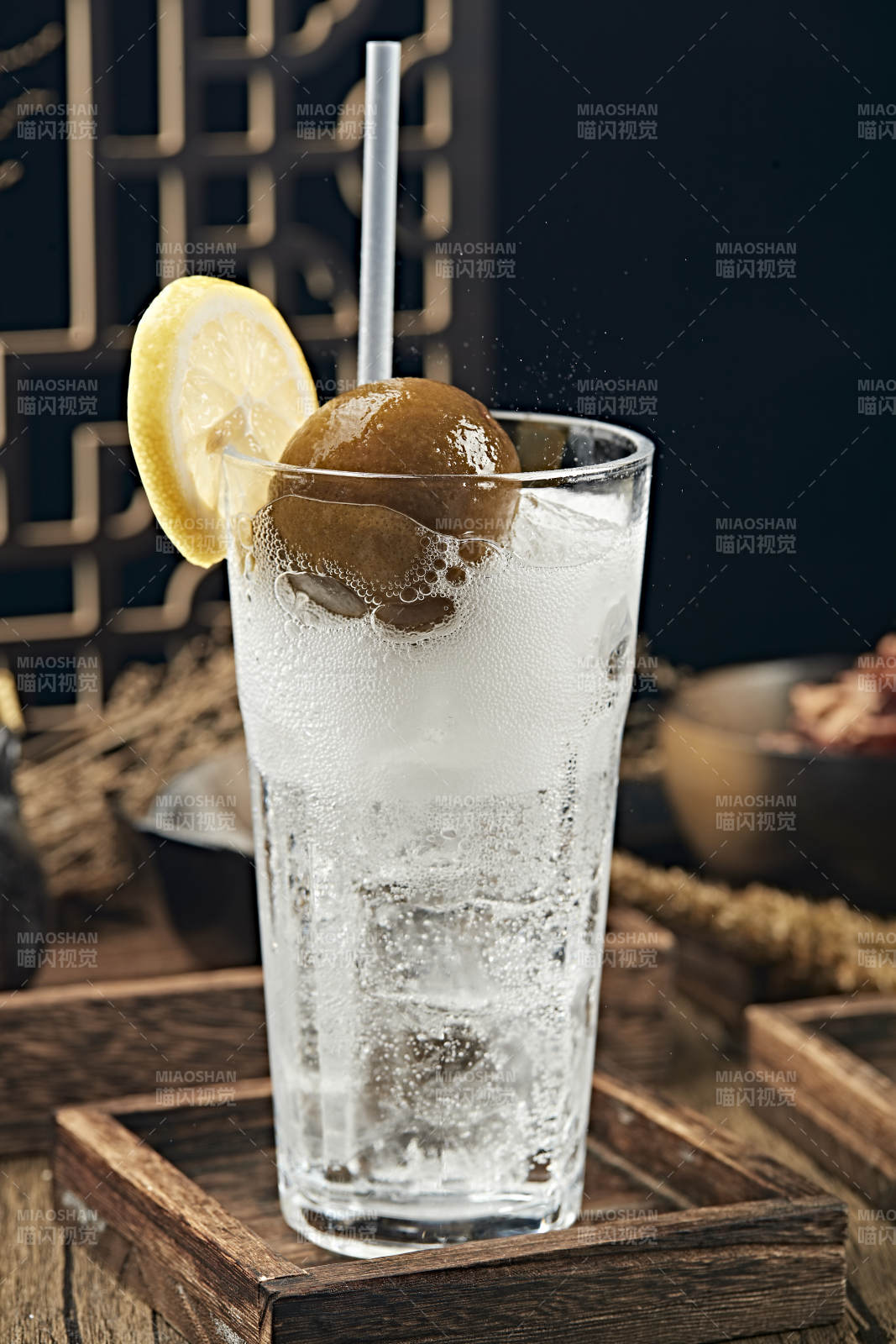 满是冰块清凉解暑的碳酸饮料咸柠七冰饮图片