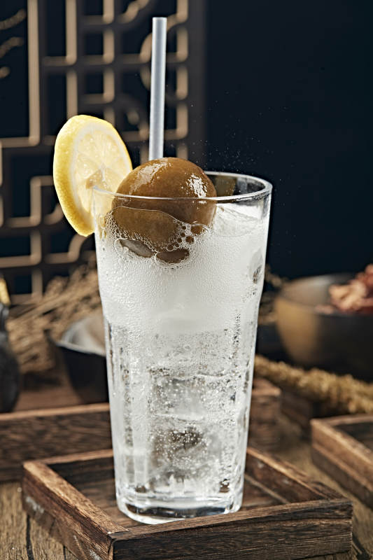 满是冰块清凉解暑的碳酸饮料咸柠七冰饮图片