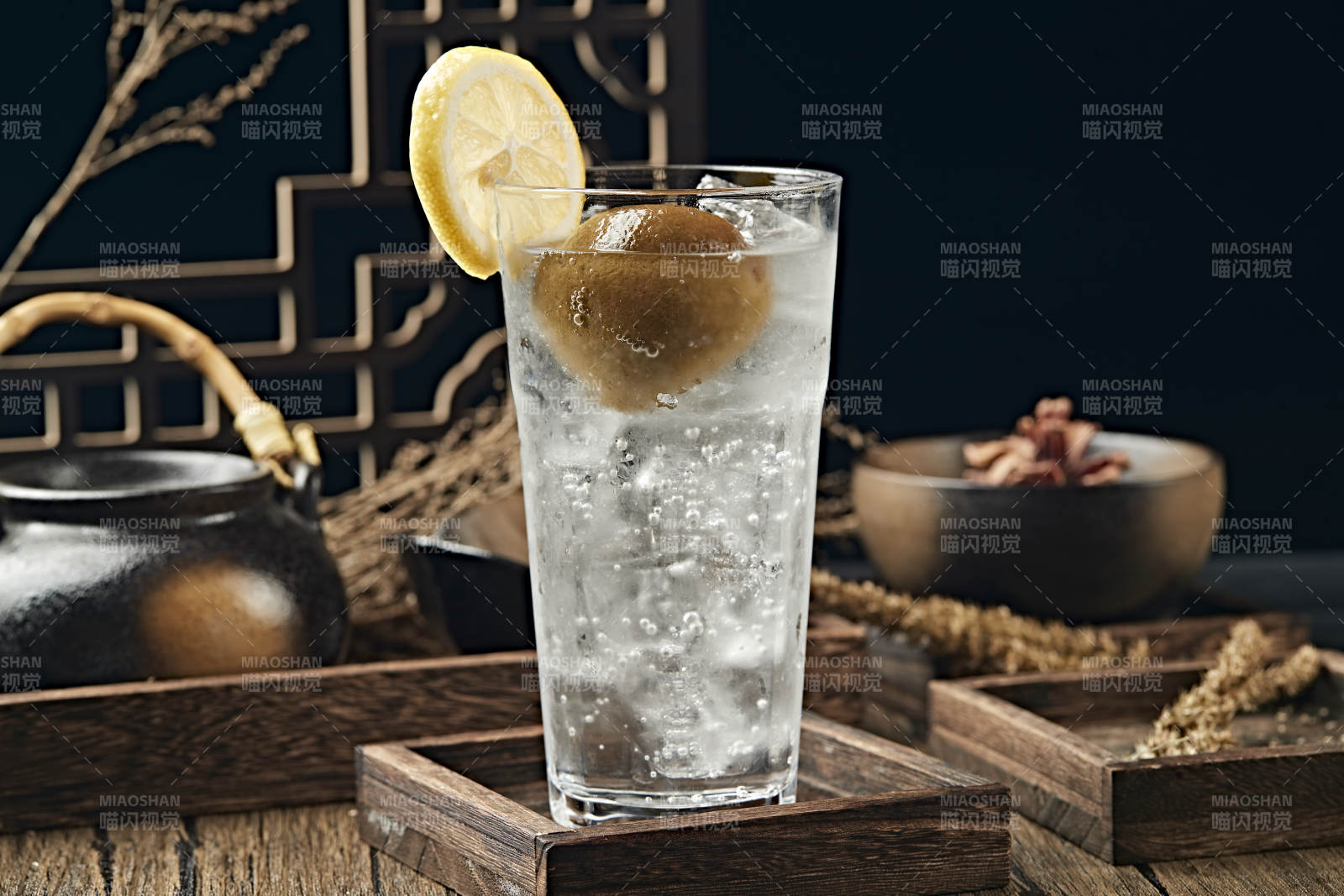 满是冰块清凉解暑的碳酸饮料咸柠七冰饮图片