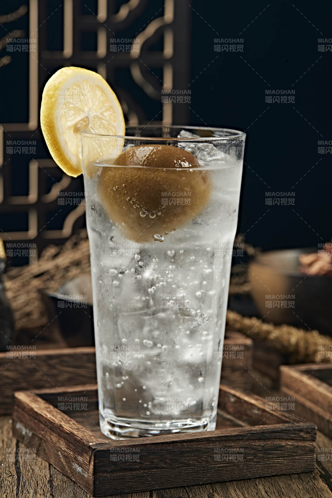 满是冰块清凉解暑的碳酸饮料咸柠七冰饮图片