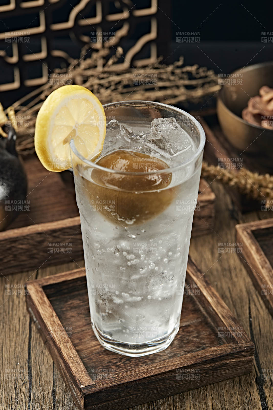 满是冰块清凉解暑的碳酸饮料咸柠七冰饮图片