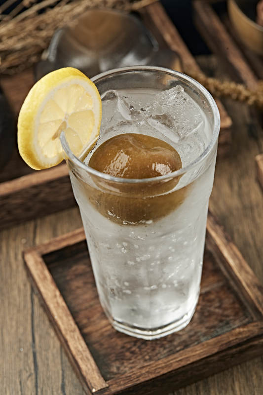 满是冰块清凉解暑的碳酸饮料咸柠七冰饮图片