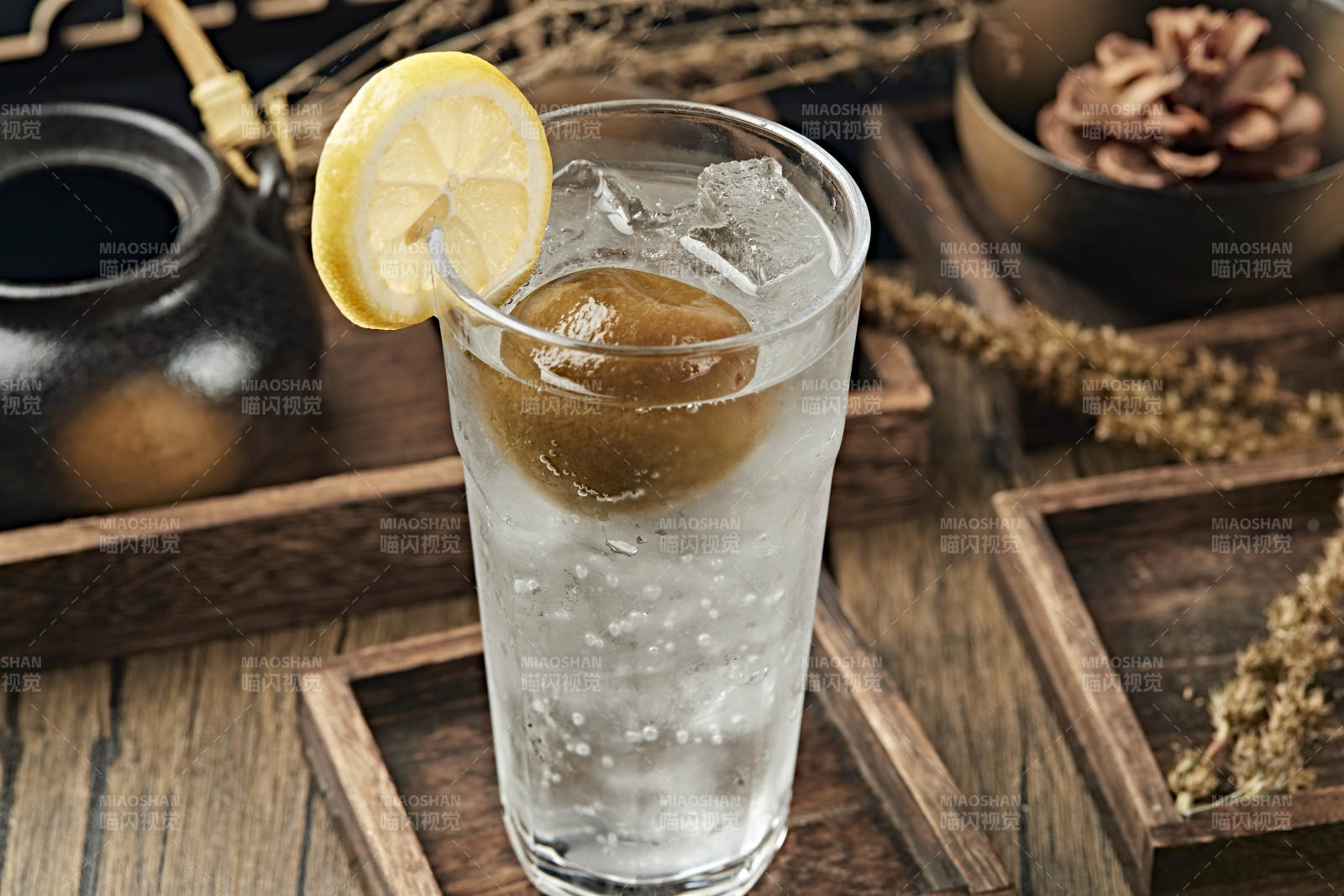 满是冰块清凉解暑的碳酸饮料咸柠七冰饮图片