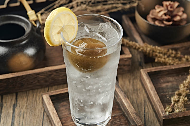 满是冰块清凉解暑的碳酸饮料咸柠七冰饮图片