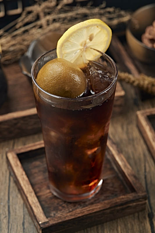 满是冰块清凉解暑的碳酸饮料咸柠七冰饮图片