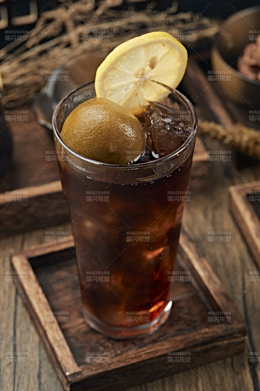 满是冰块清凉解暑的碳酸饮料咸柠七冰饮图片