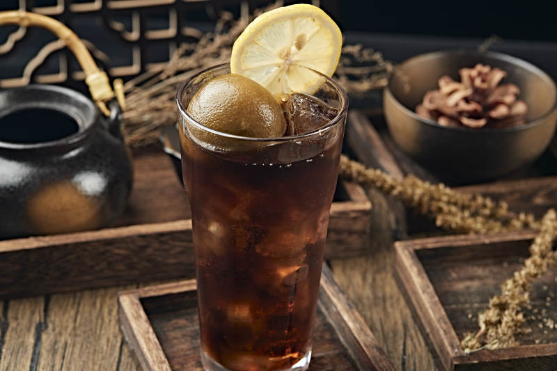 满是冰块清凉解暑的碳酸饮料咸柠七冰饮图片