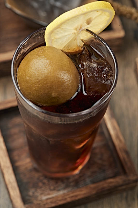 满是冰块清凉解暑的碳酸饮料咸柠七冰饮图片