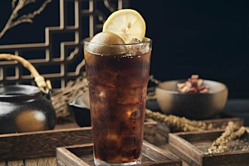 满是冰块清凉解暑的碳酸饮料咸柠七冰饮图片