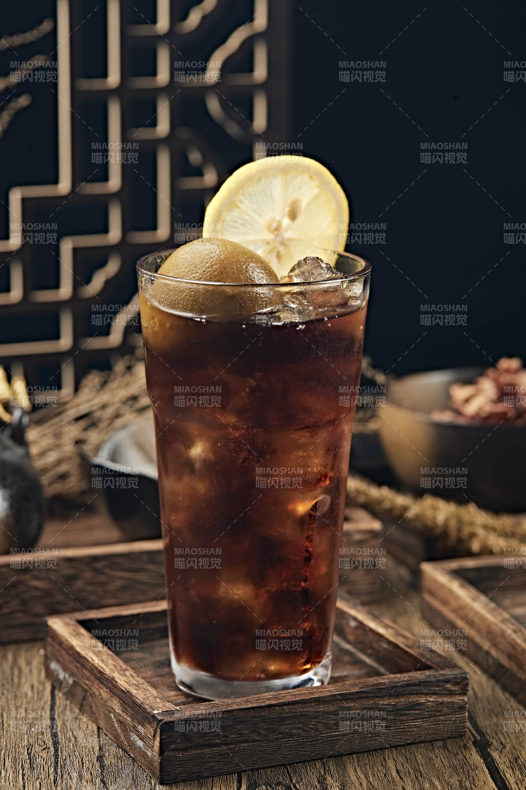 满是冰块清凉解暑的碳酸饮料咸柠七冰饮图片