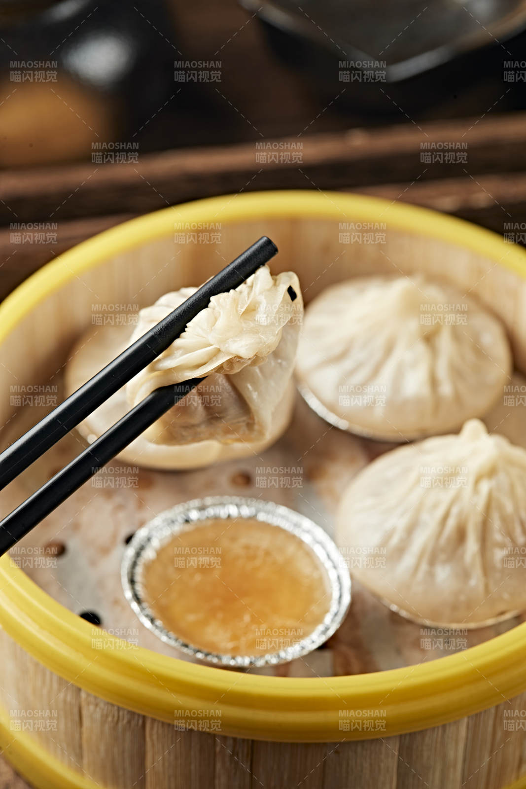 传统美食灌汤小笼包图片