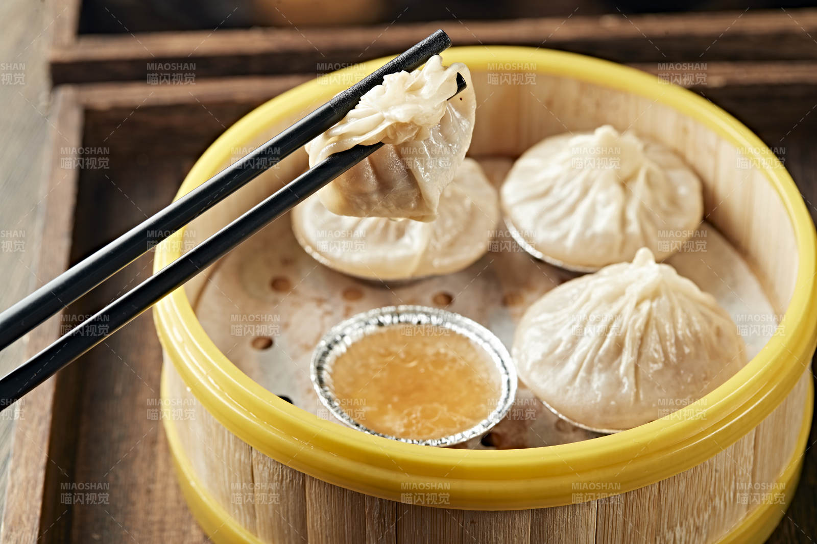 传统美食灌汤小笼包图片