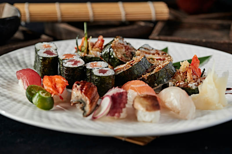 白瓷盘装的豪华寿司拼盘图片