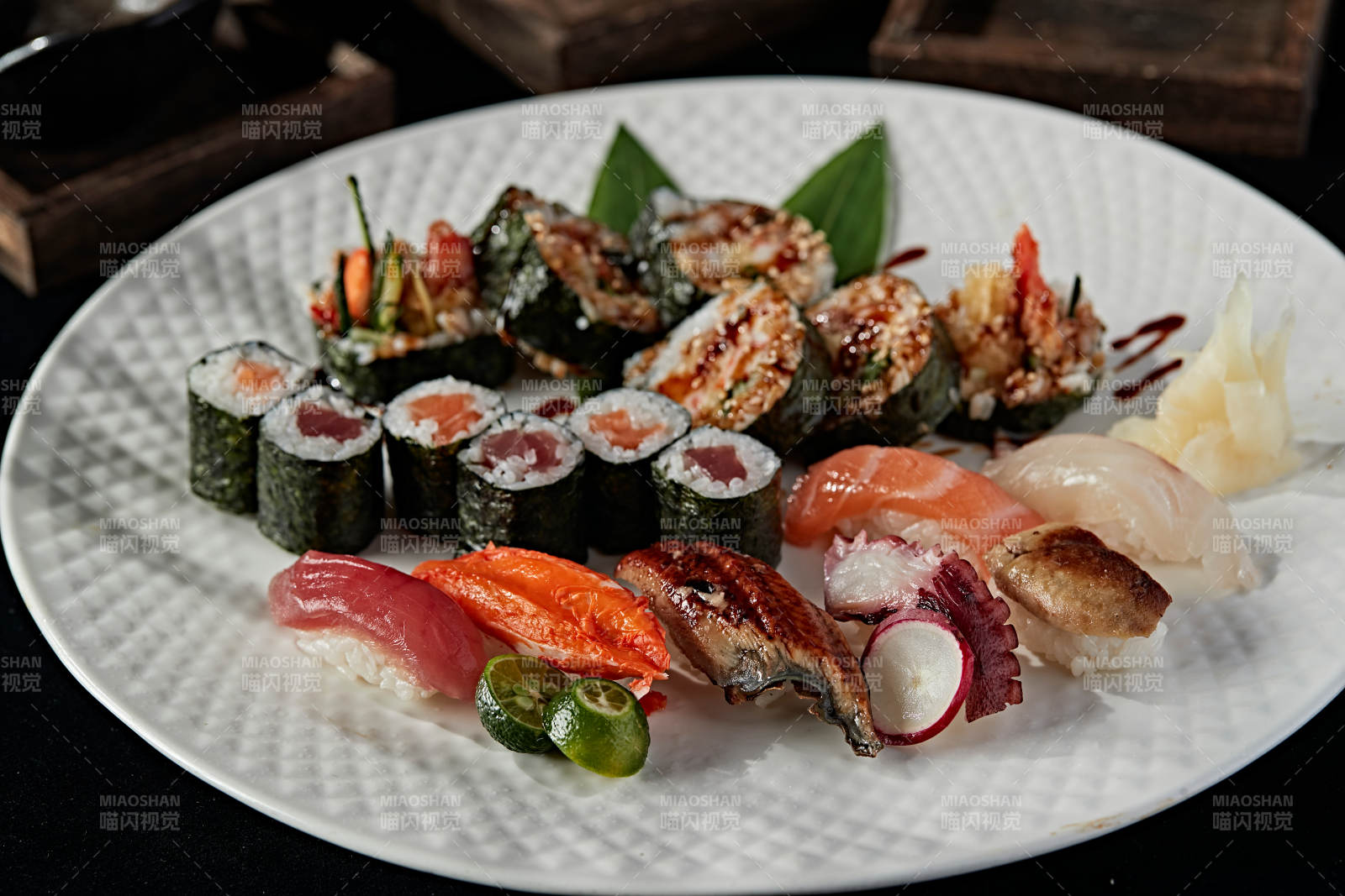 白瓷盘装的豪华寿司拼盘图片