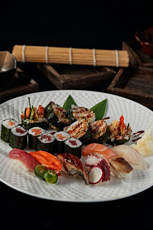 白瓷盘装的豪华寿司拼盘图片