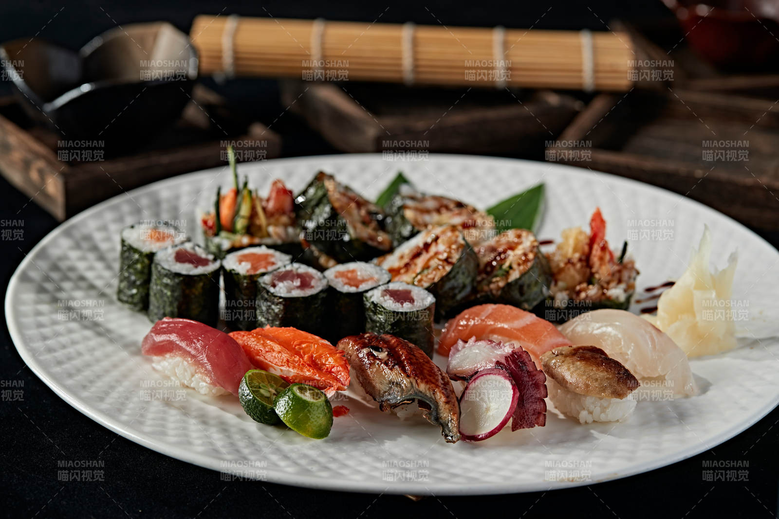 白瓷盘装的豪华寿司拼盘图片