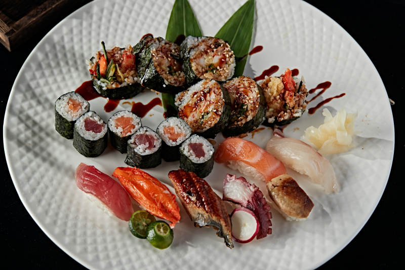 白瓷盘装的豪华寿司拼盘图片