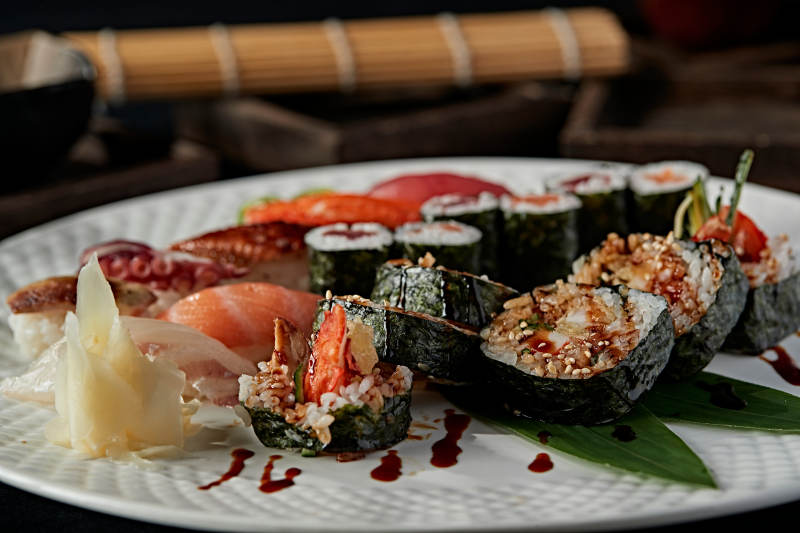 白瓷盘装的豪华寿司拼盘图片