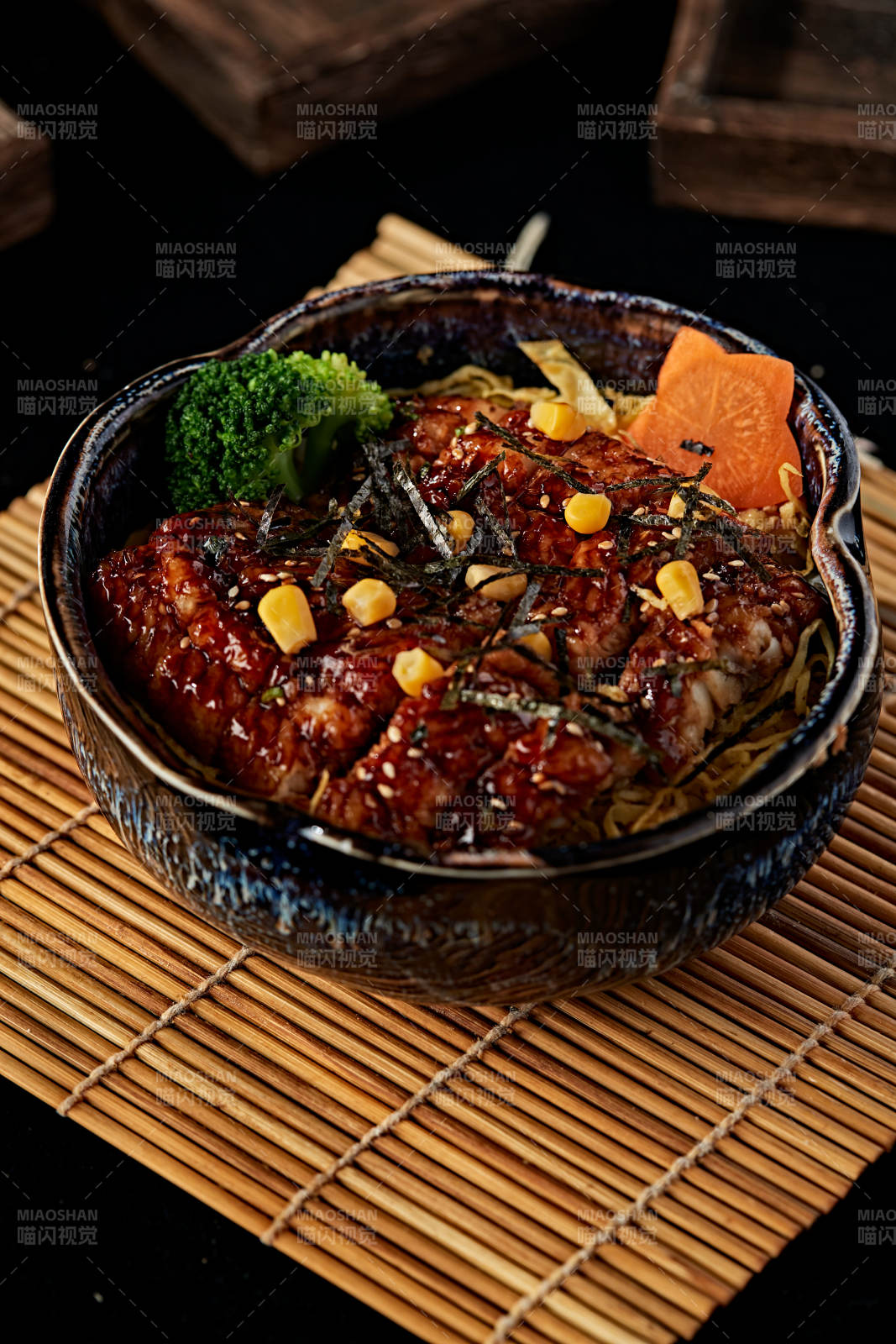 日料烤鳗鱼饭图片