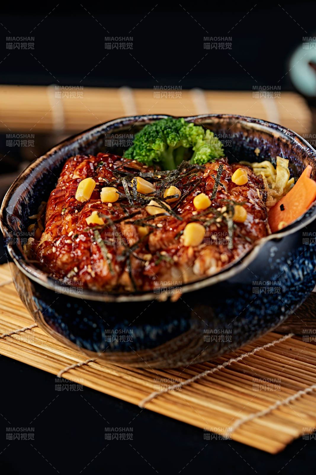 日料烤鳗鱼饭图片