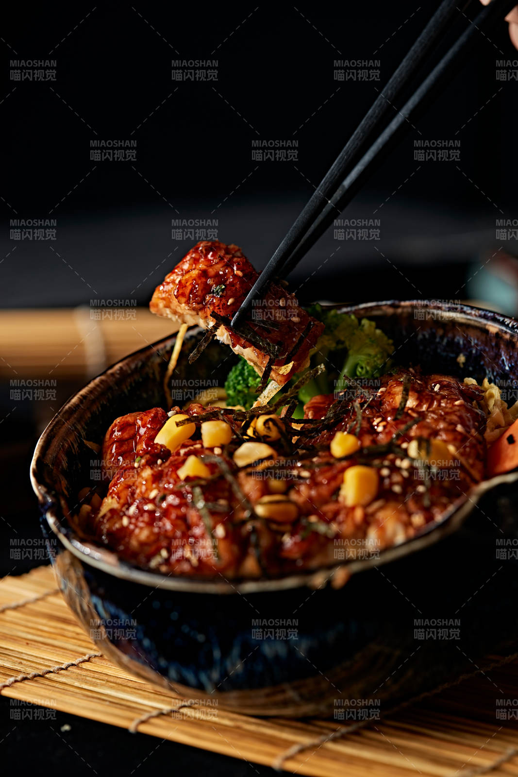 日料烤鳗鱼饭图片