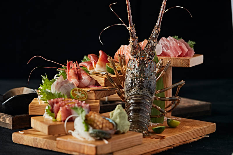 摆放精美的日本料理刺身拼盘图片