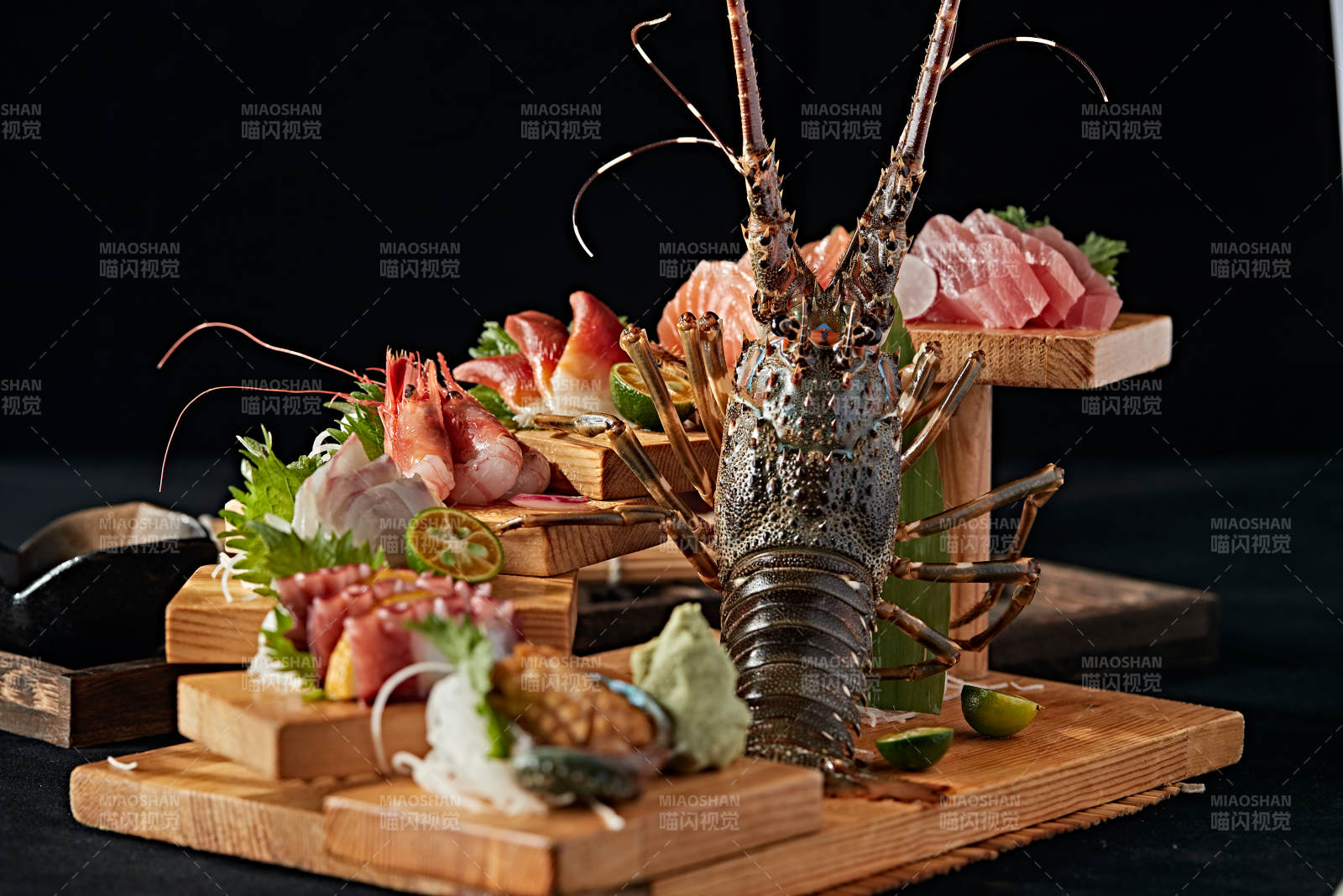 摆放精美的日本料理刺身拼盘图片