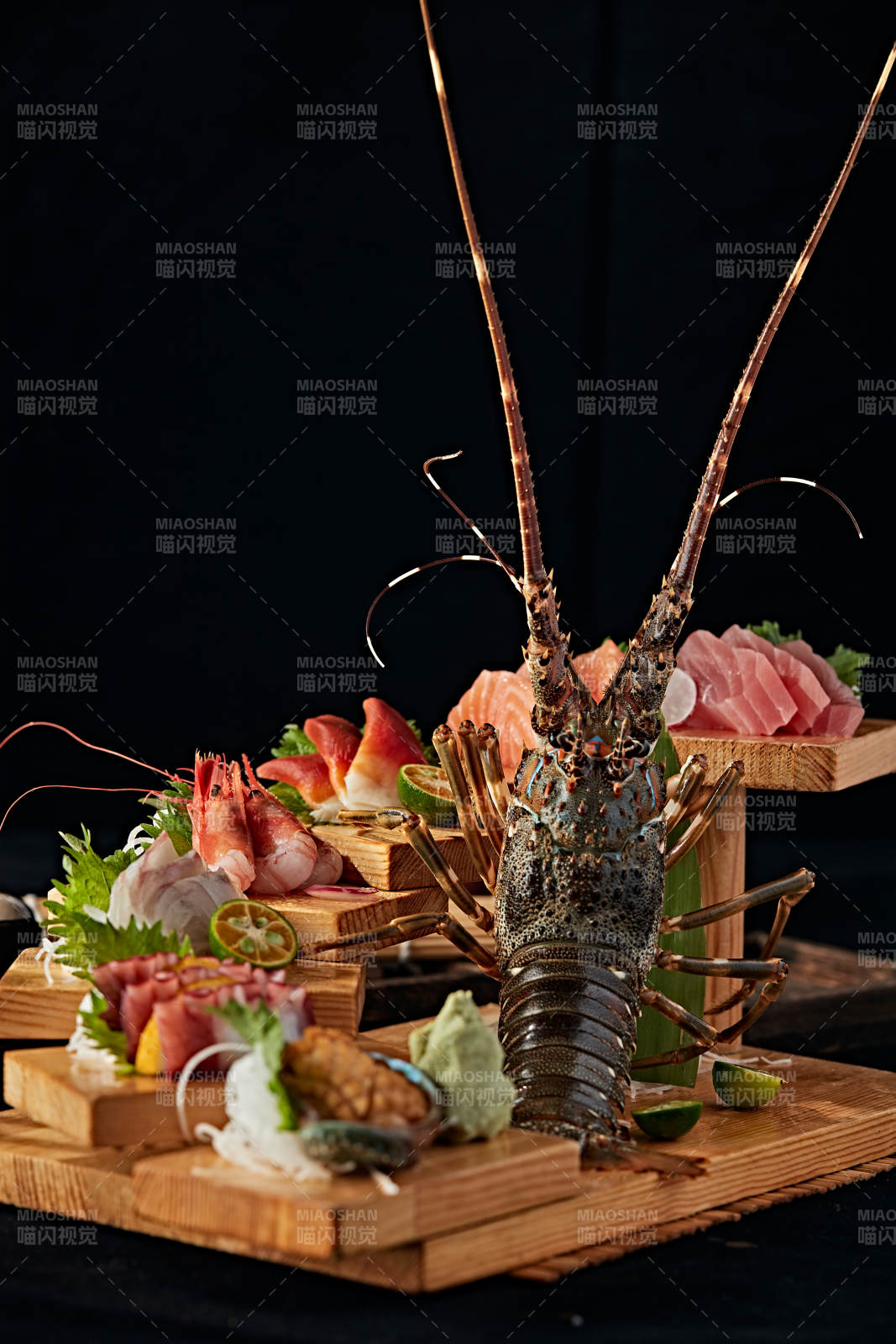 摆放精美的日本料理刺身拼盘图片