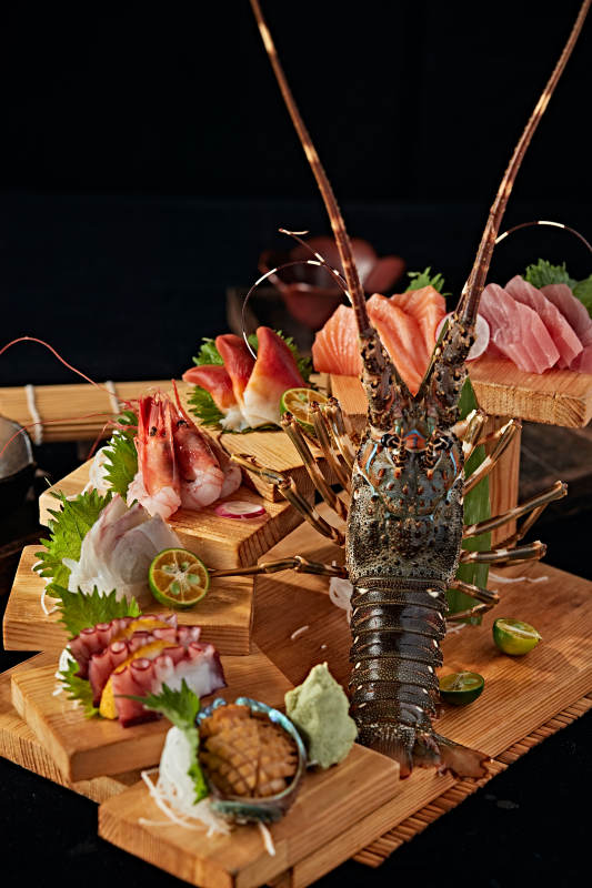 摆放精美的日本料理刺身拼盘图片