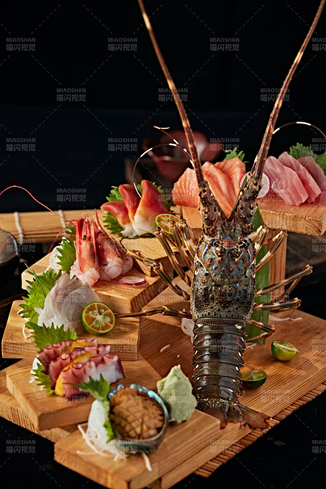 摆放精美的日本料理刺身拼盘图片