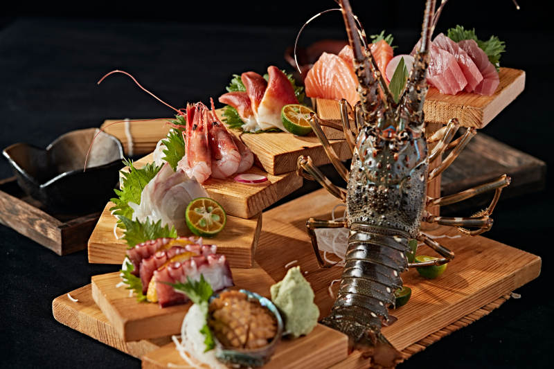 摆放精美的日本料理刺身拼盘图片